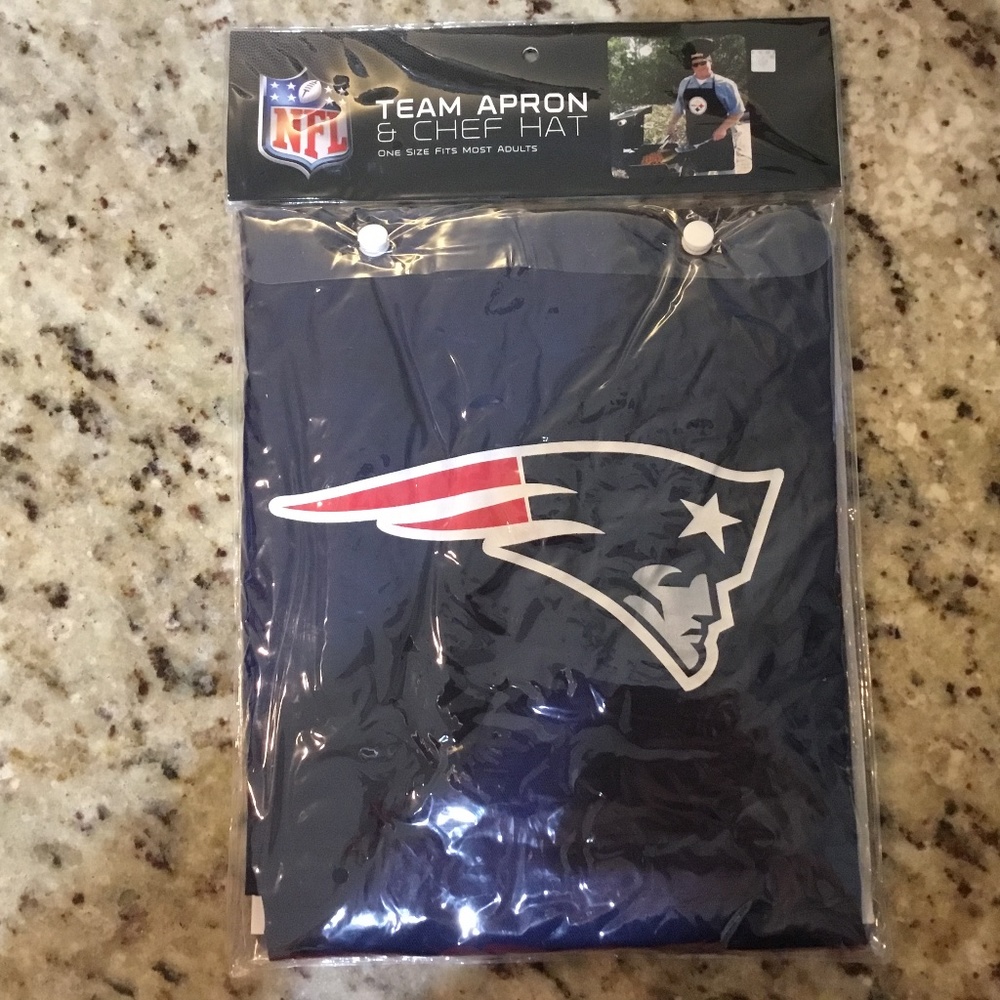 New Unopened Patriots Team Apron withChef Hat